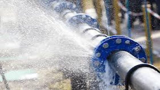 انفجار أنبوب ماء بالقرب من مقر القيادة الجهوية للدرك الملكي بالناظور يثير القلق وسط موجة الجفاف