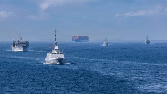 الفرقاطة المغربية “محمد السادس” ترافق حاملة الطائرات الأمريكية “فورد” عبر مضيق جبل طارق